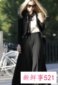 黑色开叉半身长裙搭配