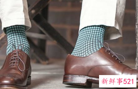 中帮皮鞋配什么颜色袜子