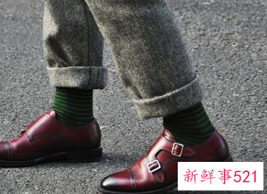 中帮皮鞋配什么颜色袜子