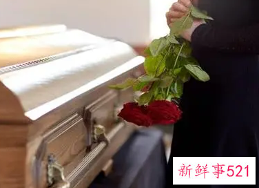 梦见已故邻居还活着是什么意思