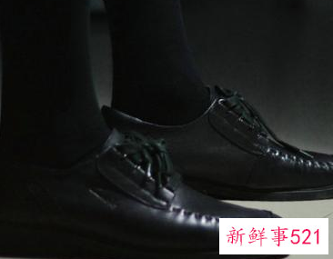 中帮皮鞋配什么颜色袜子