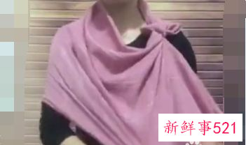 怎样用丝巾做披肩