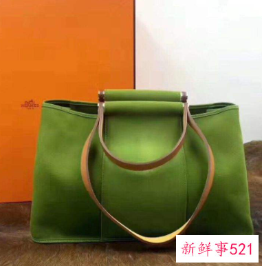 墨绿色包包搭配什么颜色的衣服好看