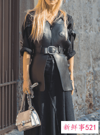 开叉半身裙搭配什么外套