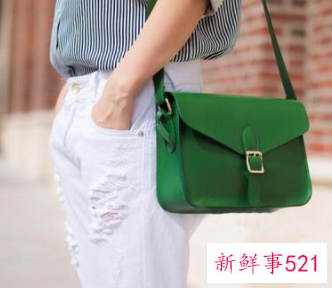 墨绿色包包搭配什么颜色的衣服好看