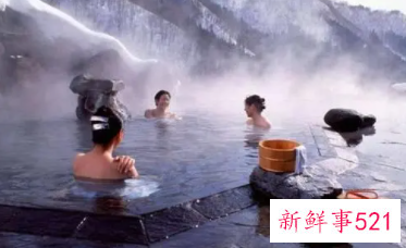 去温泉穿什么样的泳衣