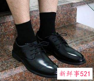 中帮皮鞋配什么颜色袜子