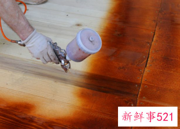 如何清理地板上的头发