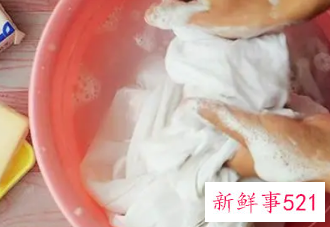 羽绒服上有污渍怎么擦掉