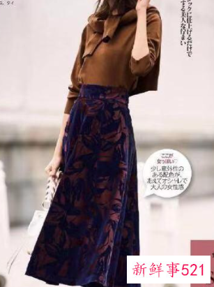 冬季棕色裙子搭配图片