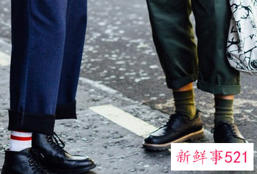 中帮皮鞋配什么颜色袜子