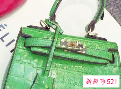 墨绿色包包搭配什么颜色的衣服好看