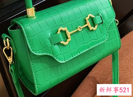 墨绿色包包搭配什么颜色的衣服好看