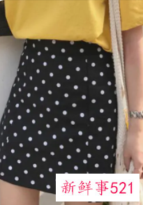 黑色开叉半身长裙搭配