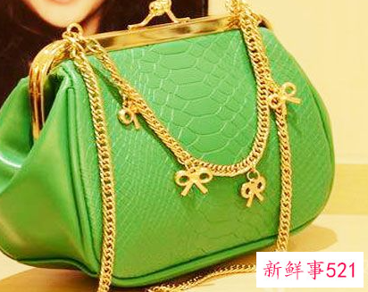 墨绿色包包搭配什么颜色的衣服好看