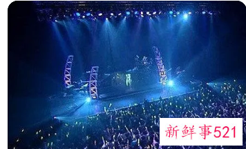 梦见看演出很热闹