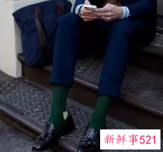 中帮皮鞋配什么颜色袜子