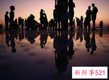 梦见很多人去参观一个地方