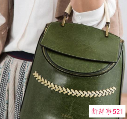 墨绿色包包搭配什么颜色的衣服好看
