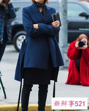 怎样用丝巾做披肩