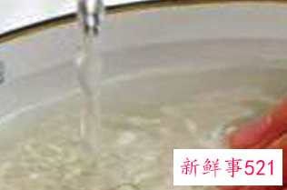 牛仔裤怎么自己做破洞