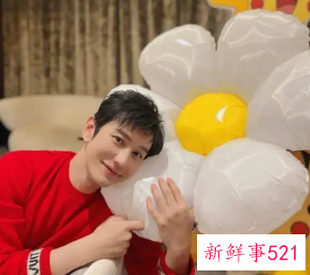 黄晓明晒出自己44岁庆生照