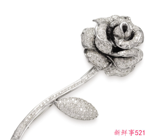 穿西装胸针佩戴位置