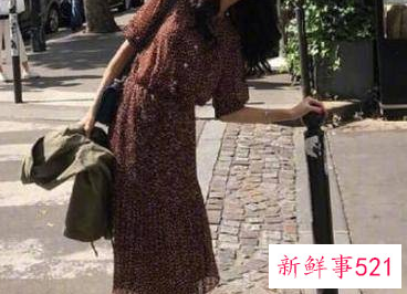 一字裙搭配什么上衣好看