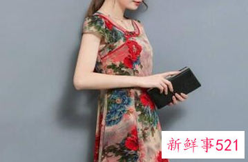 如何穿好印花的衣服