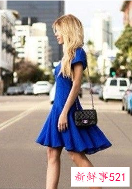 黑色包包搭配什么衣服