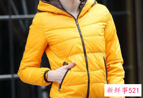 黄色羽绒服搭什么颜色的内搭
