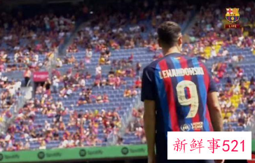 莱万亮相诺坎普，57300名观众到场见证