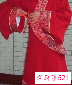 汉服男一片式下裙怎么穿