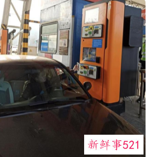 湖北高速公路收费机器人:30秒完成缴费通行