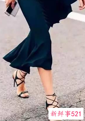 黑色长裙配什么鞋子好看