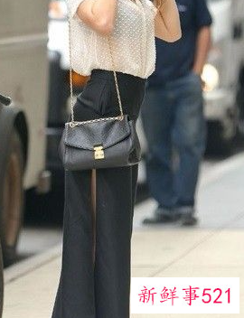 黑色包包搭配什么衣服