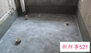 一下雨屋里水泥地面就潮湿