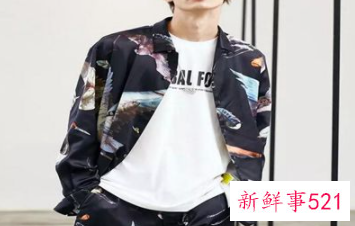 如何穿好印花的衣服