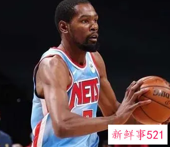 杜兰特和蔡崇信夫妇一起看WNBA比赛