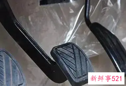 踩油门的时候会咯噔一下