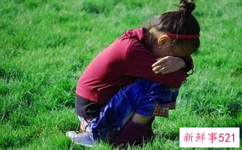 梦见在世母亲哭泣