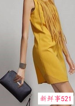 黑色包包搭配什么衣服