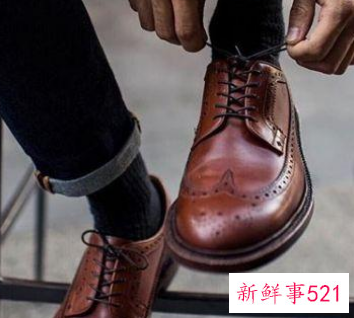 商务休闲皮鞋配什么裤子