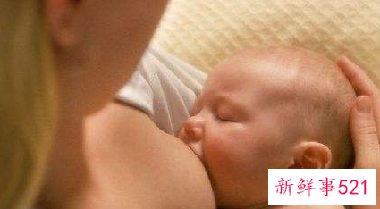 抱娃吃奶的正确姿势