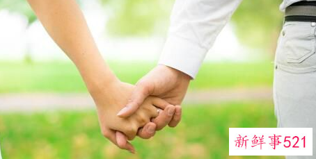 牵手时男朋友抠我手心