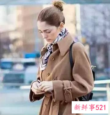 小丝巾简单的系法