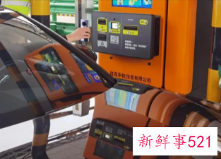 湖北高速公路收费机器人:30秒完成缴费通行