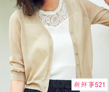 小直筒牛仔裤搭配什么上衣