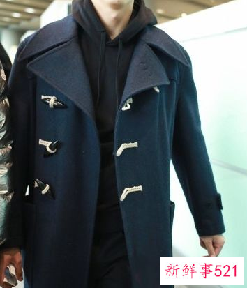 带帽卫衣搭配大衣男生女生都能出彩的穿搭