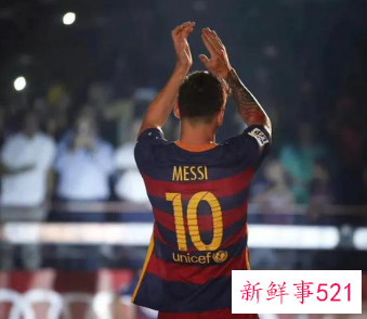 莱万亮相诺坎普，57300名观众到场见证